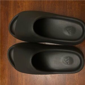 Yeezy Slide in Onyx Black